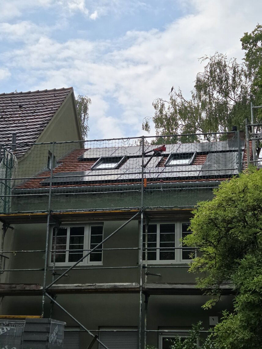 Energetische Sanierung eines Wohngebäudes mit Gerüst und Dämmarbeiten