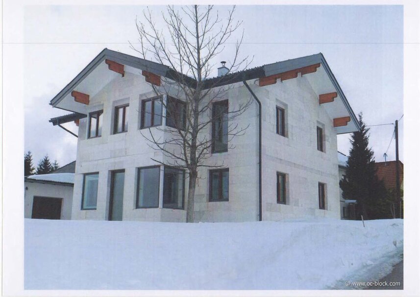 Neubau eines modernen Passivhauses mit großzügigen Fensterflächen